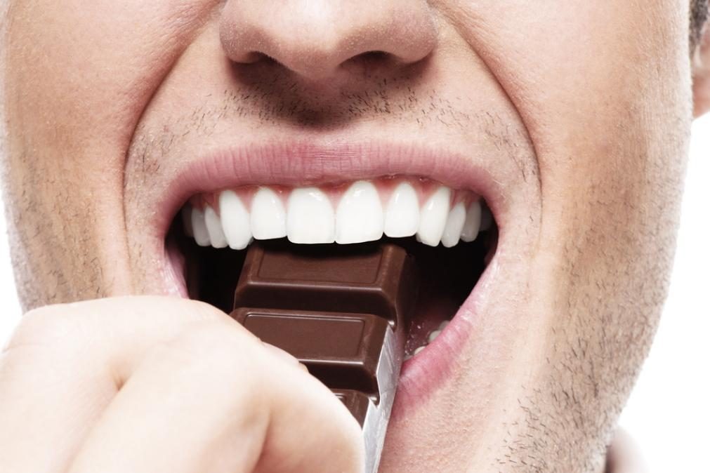 Descubra as semelhanças entre comer chocolate negro e consumir canábis