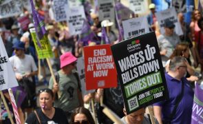 Milhares de pessoas marcham em Londres contra o aumento do custo de vida