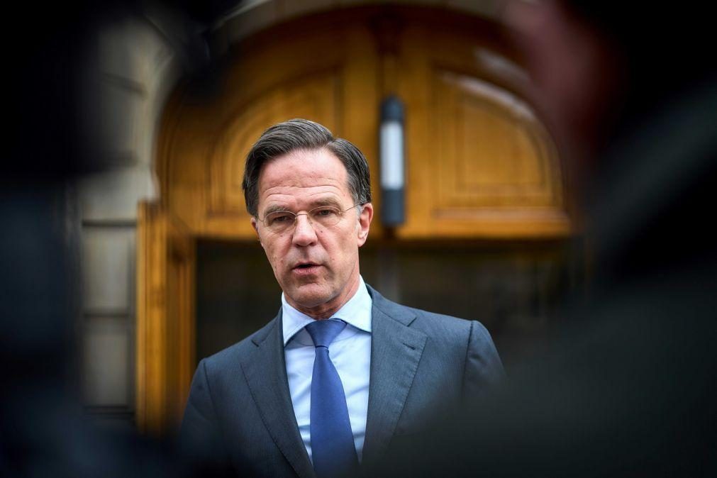 PM holandês pede desculpa aos veteranos dos Balcãs por massacre de Srebrenica