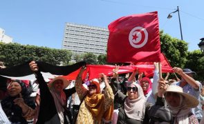 Centenas contestam na Tunísia políticas do Presidente e projeto de Constituição