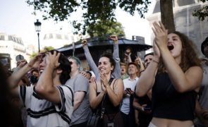 França/Eleições: Abraços, lágrimas e alegria na sede da coligação de esquerda