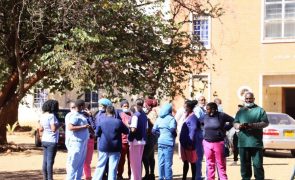 Médicos, enfermeiros e professores em greve no Zimbabué por melhores salários