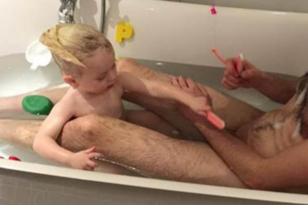 Humorista publica foto nu com a filha e é acusado de pedofilia