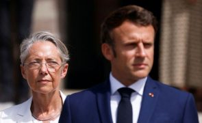 Primeira-ministra francesa pede demissão mas Macron não aceita