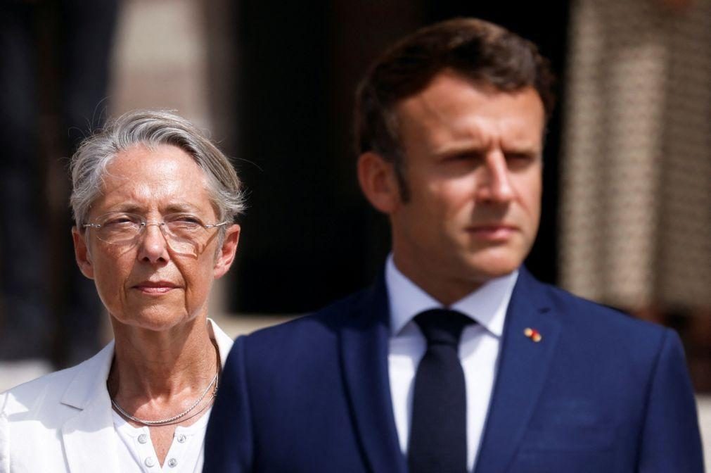 Primeira-ministra francesa pede demissão mas Macron não aceita