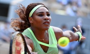 Serena Williams vence no regresso à competição após um ano