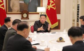 Líder da Coreia do Norte convoca reunião militar após lançamento de mísseis