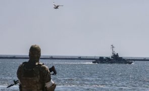 Ucrânia: Navio turco deixa porto de Mariupol após negociações em Moscovo