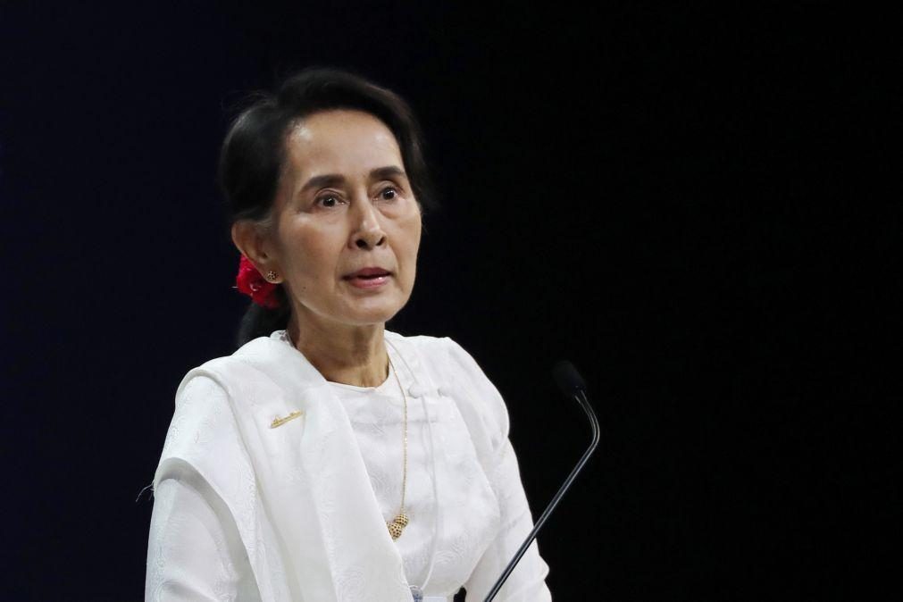 Aung San Suu Kyi transferida de local secreto para prisão em Myanmar