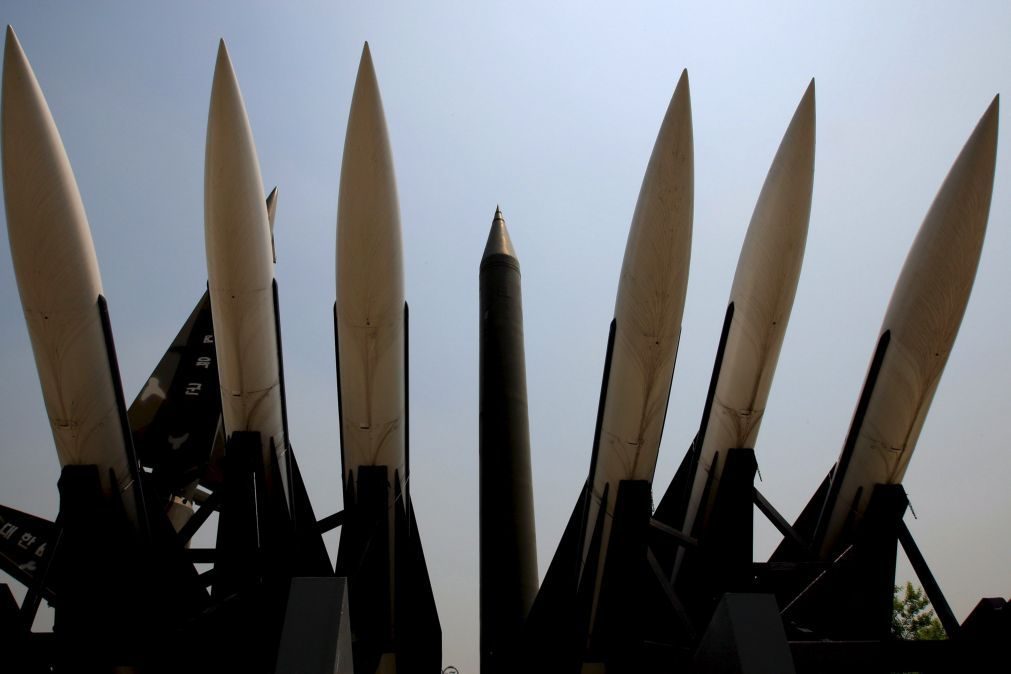 Presidentes EUA e Coreia do Sul falam negócio de armas milhares milhões dólares