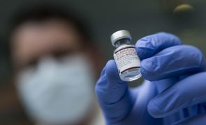 Covid-19. Vacinas evitaram 19,8 mihões de mortes num ano