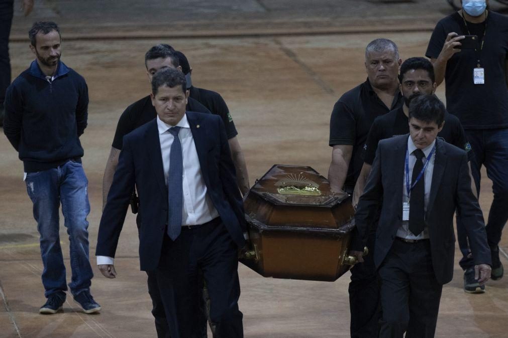 Homenagem emotiva no funeral do ativista brasileiro assassinado na Amazónia