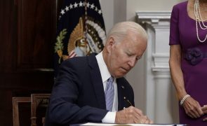 Biden confiante que acordo sobre acesso a armas assinado hoje vai salvar muitas vidas