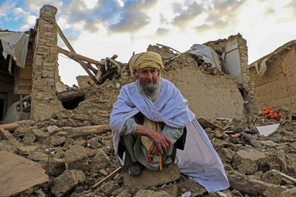 Afeganistâo: Talibãs prometem não dificultar ajuda internacional após terramoto