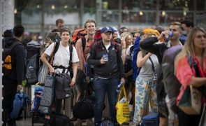 Greves param comboios no Reino Unido pelo terceiro dia e suspendem voos na Europa