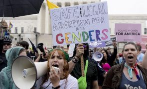 Centenas à porta do Supremo Tribunal exigem aborto gratuito nos Estados Unidos