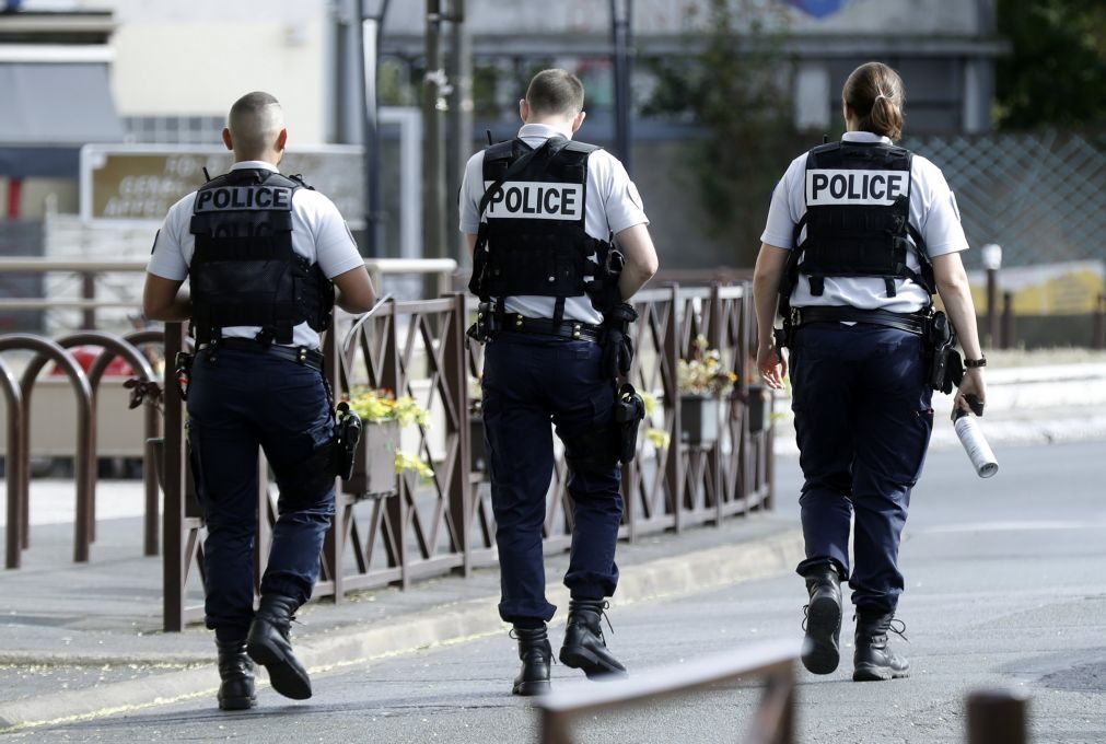 Última hora: Encontrado material explosivo num apartamento em Paris