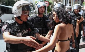 Polícia efetua dezenas de prisões durante Marcha do Orgulho LGBT em Istambul