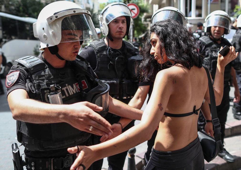 Polícia efetua dezenas de prisões durante Marcha do Orgulho LGBT em Istambul