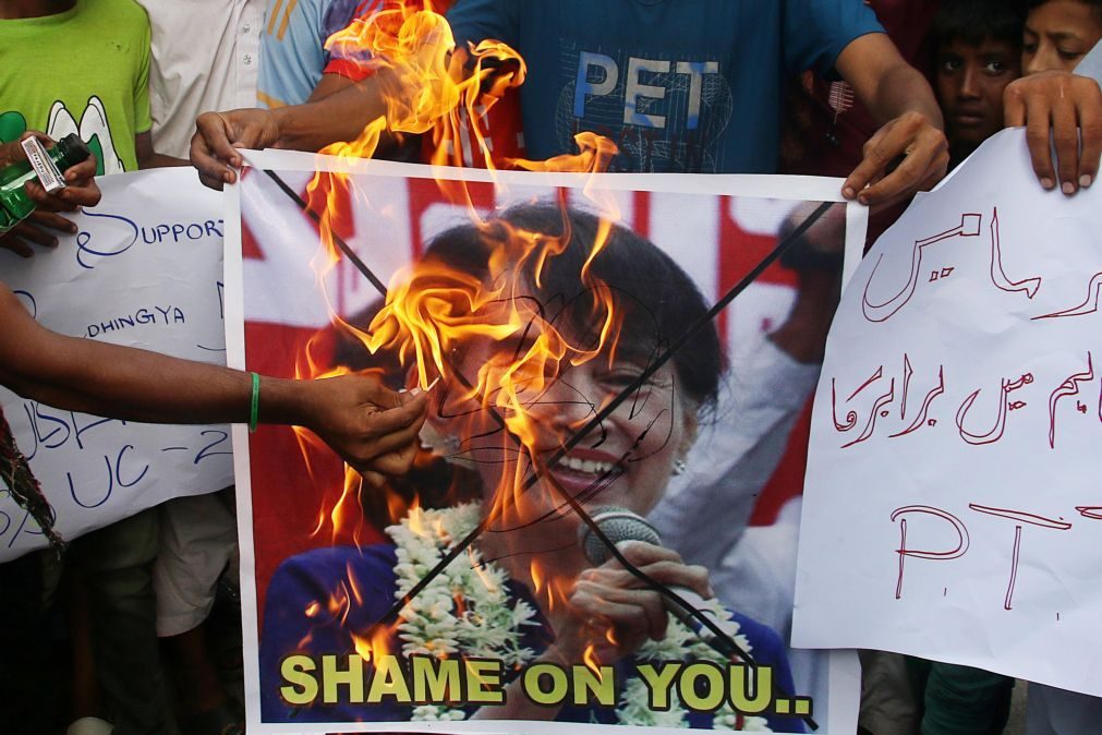 Milhares reclamam retirada do Nobel a Aung Suu Kyi