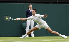 Wimbledon: Djokovic perde um 'set', mas segue para a segunda ronda com Alcaraz