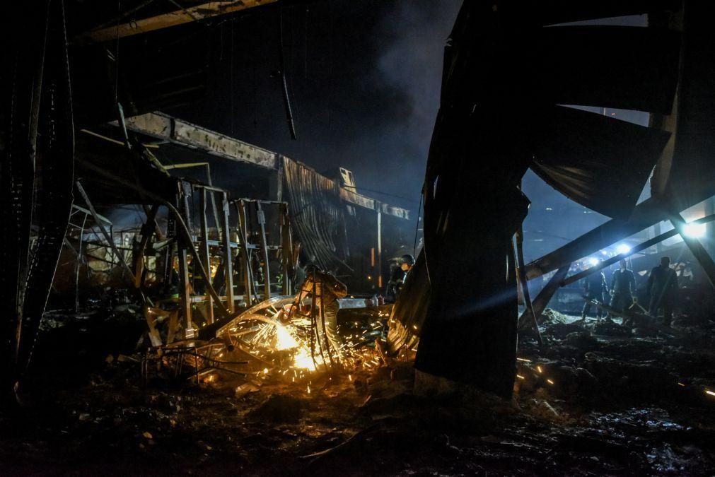 Ucrânia: Número de mortos em ataque a centro comercial sobe para 16